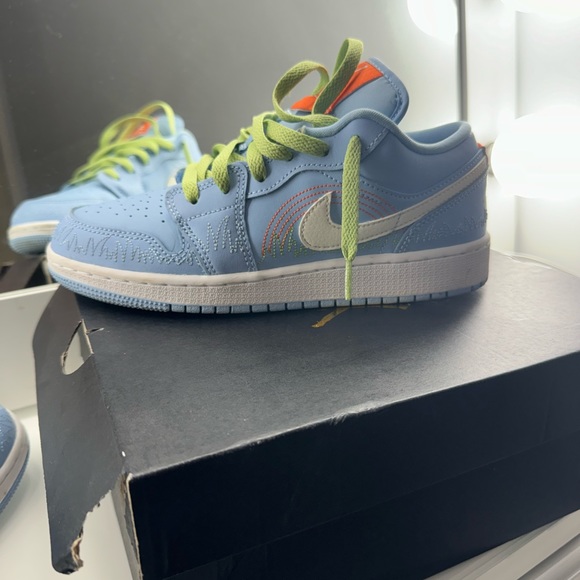 Air Jordan 1 low se GS SIZE 5Y - Picture 3 of 6